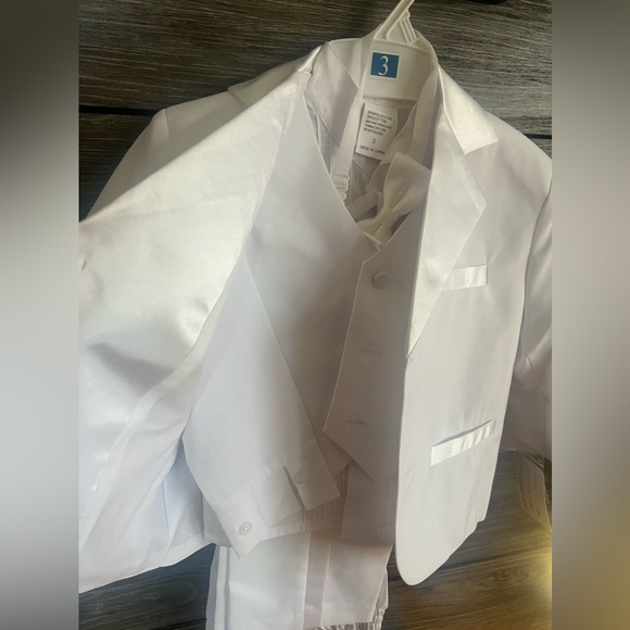 Childrens 5 pc suit. Size 3. Comes w/ jacket,vest,shirt, pants & bow tie. BNWT - Picture 2 of 2